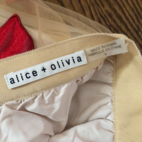 Iconic Alice and Olivia lip skirt tulle embroidered kisses - Picture 6 of 8